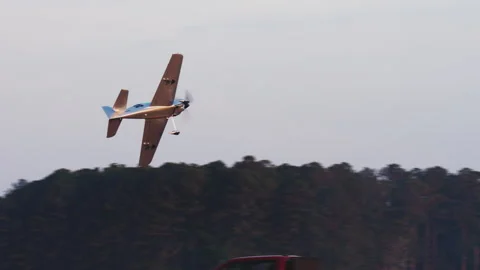 Silver Propeller Plane Performing Aerobatic Turn and Climb 動画素材 342107775