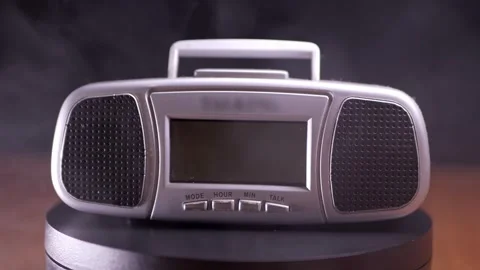 Silver Retro Talking Clock Rotating On Turntable With Dramatic Smoke 库存影片 330111028