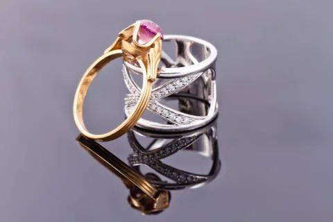 Silver ring and a thin gold ring with ruby 库存照片