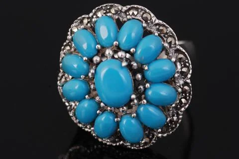 Silver ring on black background Stockfoto's