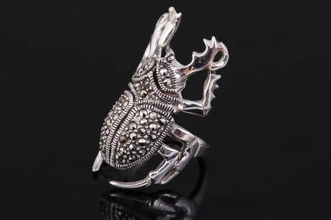 Silver ring on black background Stockfoto's