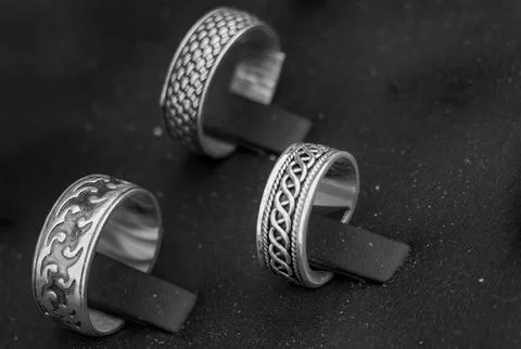 Silver rings with engraved patterns close up jewelry design on dark backgro.. Foto stock