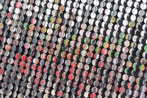 Silver sequin wall with sparkling reflections. festive Stockfoto's