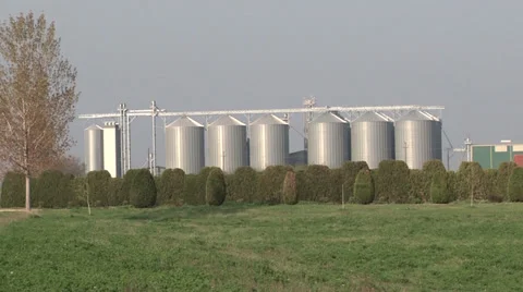 Silver silos in field Vidéo 36790226