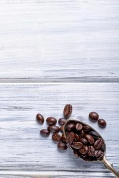 Silver spoon with coffee beans Foto stock