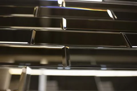 Silver tiles. Mirror wall. Reflection in the mirror. Foto stock