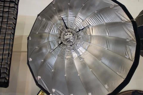 Silver umbrella softbox for flash, lighting equipment for photo studio Foto stock