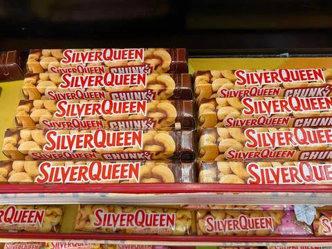 Silverqueen chocolate bars displayed in the storefront Foto stock