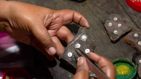 Silversmith Assembling Silver Jewelry, Top-Down Close Up Vidéo 320090896