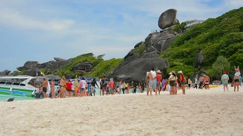 Similans, thailand - circa mar 2014: tourists are unloaded from ships at the Stockbeeldmateriaal 40879527