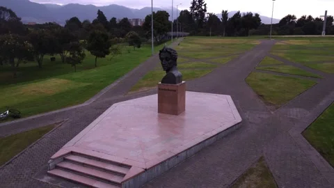 Simon Bolivar head statue in its metropolitan park, Bogota, Colombia. Vídeos de archivo 219619908