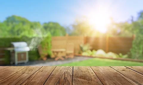 Simple beautiful backyard with seating and lush greenery, patio area with g.. Foto stock