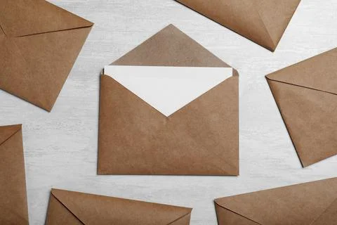 Simple brown paper envelopes on light table, flat lay 库存照片