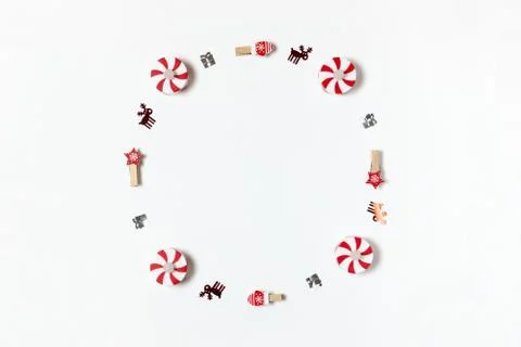 Simple Christmas composition. Round frame of clothespins, candy-bulbs, deer c Foto stock