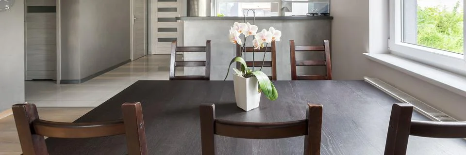 Simple dining area open to kitchen Stock-Fotos