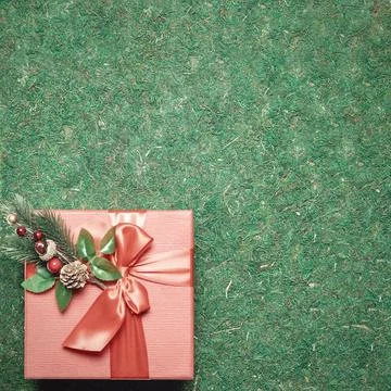Simple festive layout composition. Christmas card with a gift on a natural Foto stock