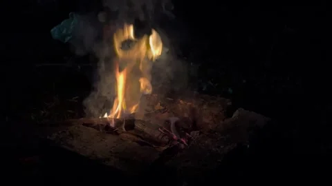 A simple fire stove uses bricks to cook food 스톡 동영상 296729667