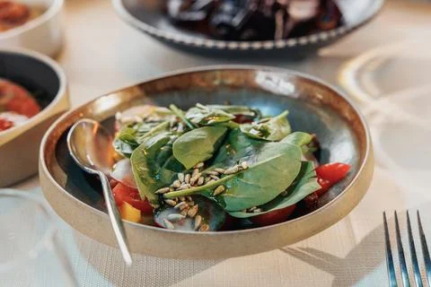 Simple, fresh vegetable salad with mixed greens Fotos Stock