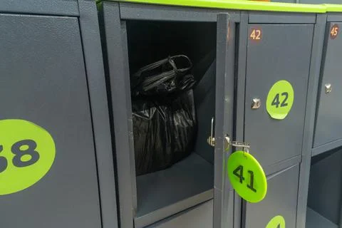 Simple locker storage with numbered keys. Secure bag storage lockers with n.. Foto stock