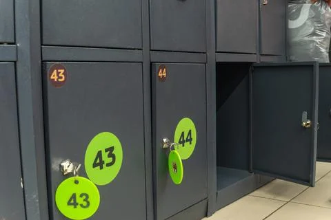 Simple locker storage with numbered keys. Secure bag storage lockers with n.. Foto stock