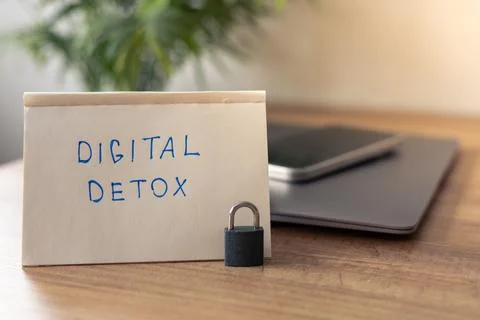 Simple note for digital detox placed on a wooden table with a locked phone Foto stock