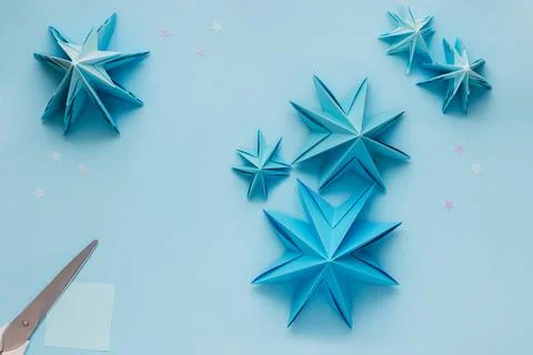 Simple origami 3D Christmas tree made from blue paper. Step by step instruction 스톡 사진