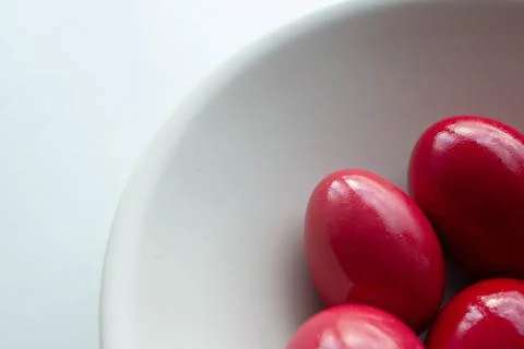 Simple red easter eggs in ceramic bowl Foto stock