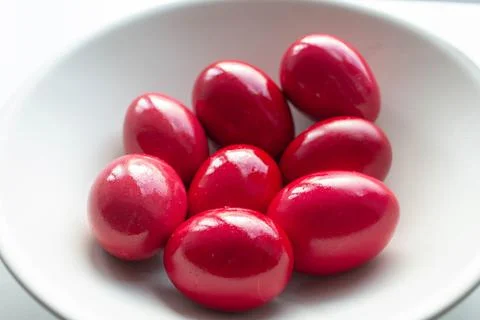 Simple red easter eggs in a white bowl Foto stock