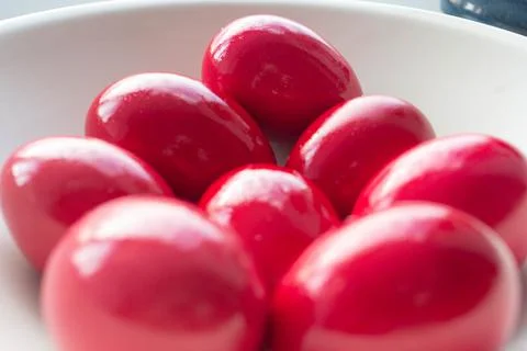 Simple red easter eggs in white ceramic bowl Foto stock