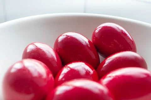 Simple red easter eggs in white bowl Foto stock