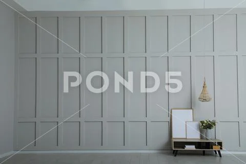 Simple room interior with console table, decor elements and empty wall. Space Fotos de archivo