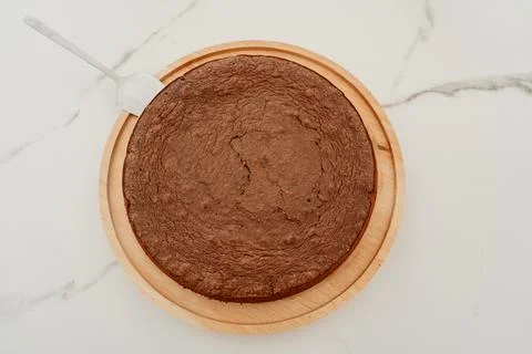 Simple round cake without decoration symbolizing natural homemade food. Clean Foto stock