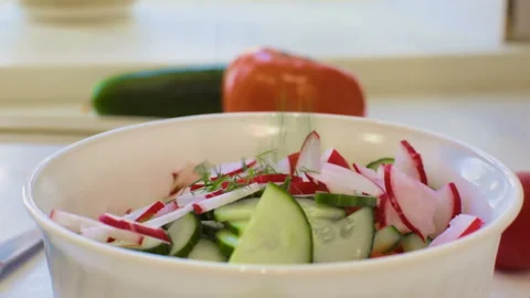 Simple salad of tomatoes and cucumbers. Vídeo Stock 106930650