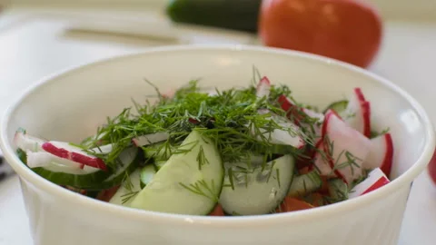 Simple salad of tomatoes and cucumbers. Salt falls into a bowl. Vídeos de archivo 106930714