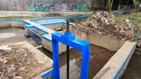 Simple Sewer Irrigation System Pond With Waste Garbage And Iron Handle Control Vidéo 152864415