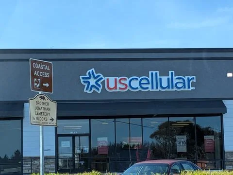 Simple US Cellular storefront with coastal access street Photos