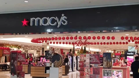 Simple walk up to Macy's storefront in upscale indoor mall in Christmas season Vídeo Stock 165254027