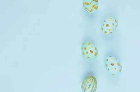 Simplicity and minimal easter background - blue eggs with gold design as bord 스톡 사진