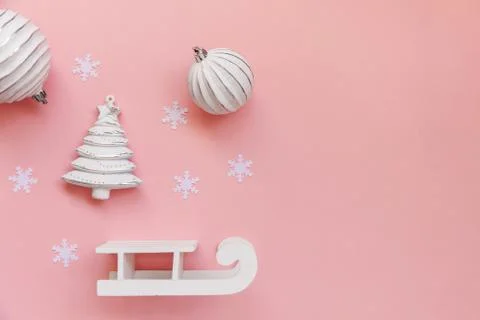 Simply minimal composition winter objects ornament ball fir tree sled isolate Foto stock