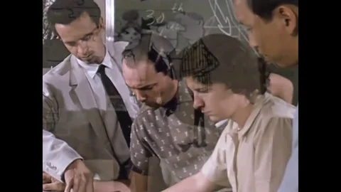 Simulated air attacks are starting to be handled by computers in 1957. Vidéo 74705770