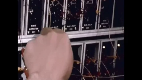 Simulated air attacks are starting to be handled by computers in 1957. Vidéo 75075420