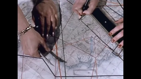 Simulated air attacks are starting to be handled by computers in 1957. Vidéo 75075429