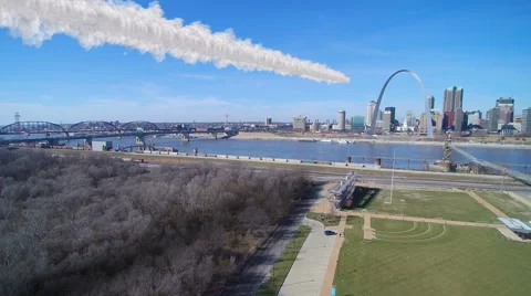 Simulated meteor or missile over St. Louis Arch Stockbeeldmateriaal 59902202