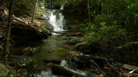 Simulated timelapse of small waterfall on mountain stream. Vidéo 42112377