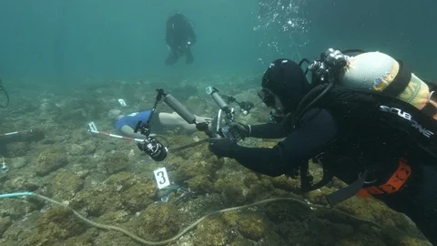 Simulation of underwater crime scene divers making detections with dummy, Ustica Vídeos de archivo 124166969