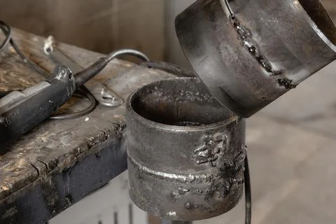 Simulator for practicing welding of metal pipes. Welded seam on metal rings. Foto stock