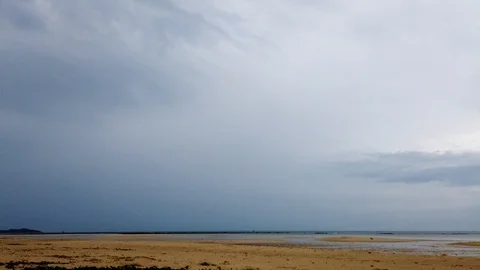Simultaneous movement of clouds of different levels, time lapses, video loop Video stock 115661579