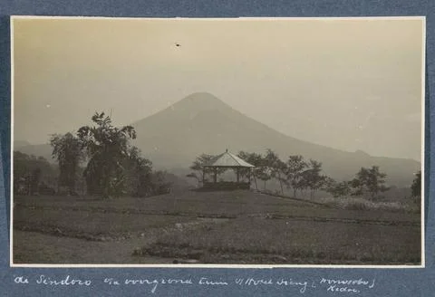 Sindoro volcano on Java seen from the front garden of Hotel Dieng in Wonos... Foto stock