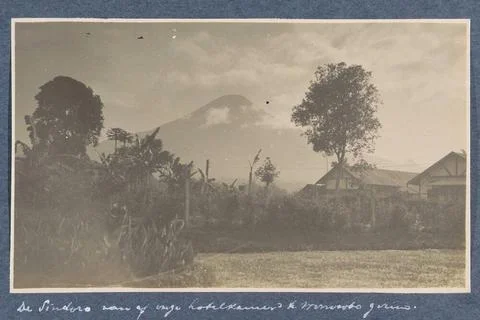 Sindoro volcano on Java seen from a hotel room in Wonosobo. Part of travel... Foto stock