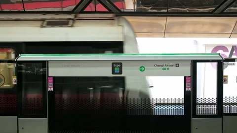 Singapore 26.07.2026 MRT Train Arriving at Expo Station Near Changi Airport Vídeos de archivo 342251253